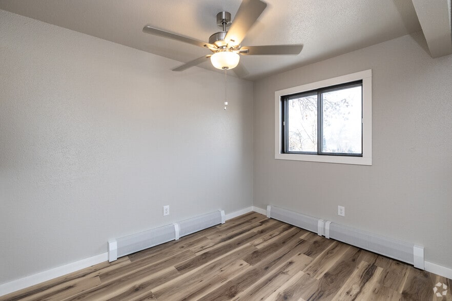 2BR, 1BA - 975SF - Dining Room - Green Acres Apartments