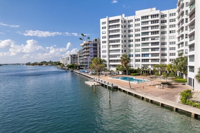 Building Photo - 9102 W Bay Harbor Dr