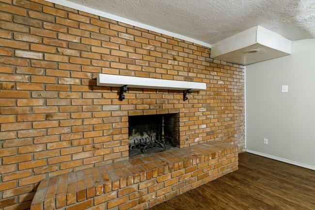 Building Photo - 3 bedroom less than 1 mile from Tech