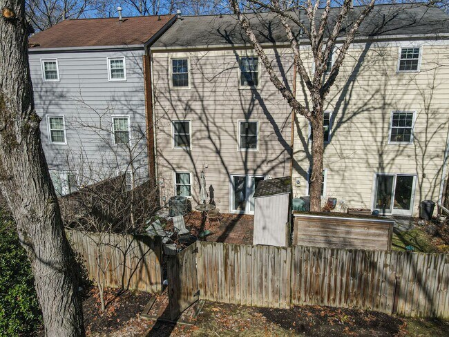 Building Photo - Charming 3 Bed 3.5 Bath Townhome