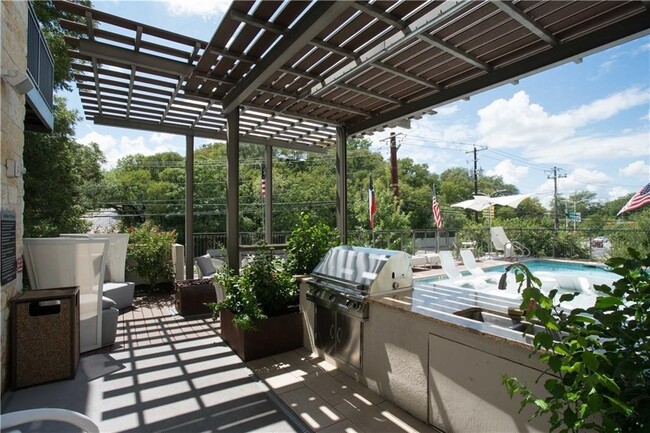 Building Photo - Amazing 1/1 Condo in Barton Springs. Beaut...