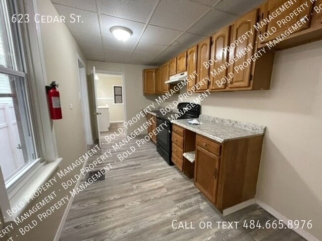 Building Photo - 623 Cedar St