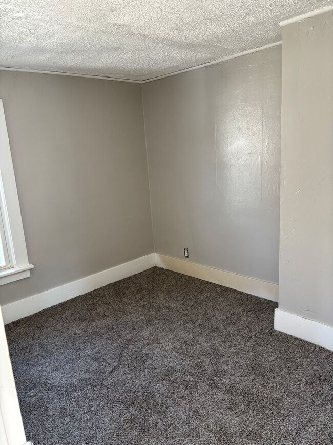 Building Photo - Akron single Home