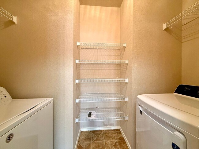 Building Photo - Updated Condo-1310 Parmer Ln.