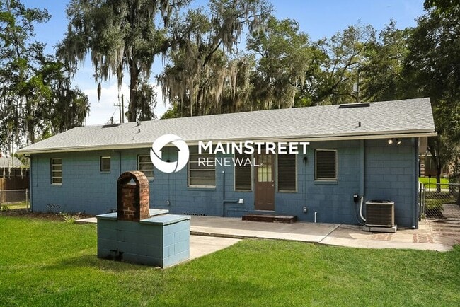 Building Photo - 4 Bedroom Pet-Friendly Home in Deland, FL with Main Street Renewal