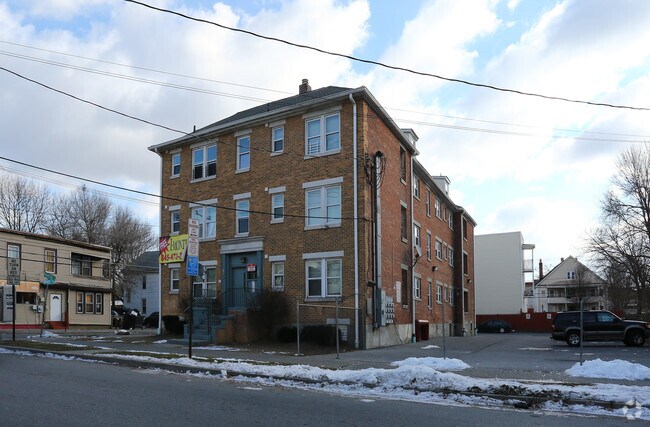 Building Photo - 166-172 Winnikee Ave
