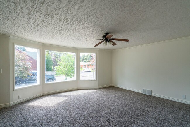 Building Photo - 10th Street