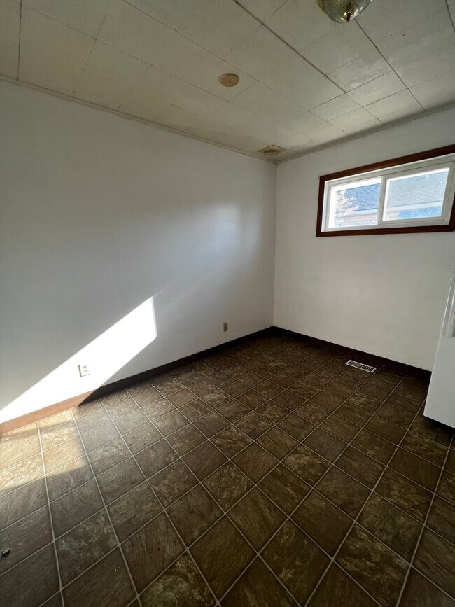 Building Photo - Vine Maple Triplex