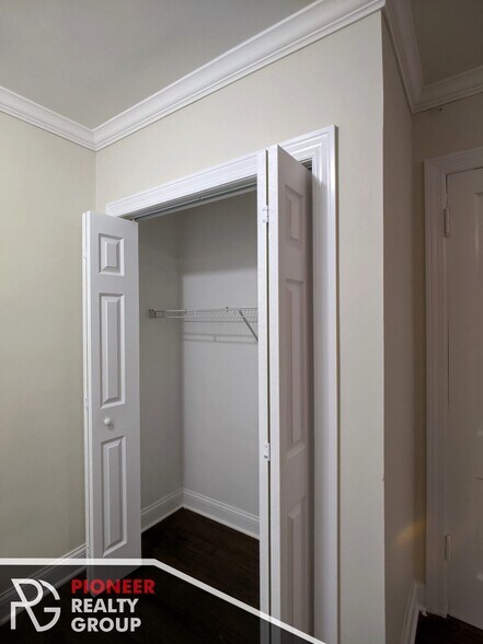 Building Photo - 3340 N Marshfield Ave