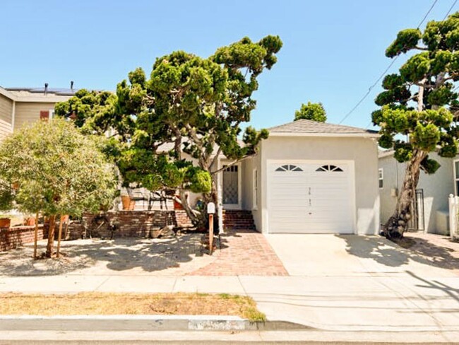 Primary Photo - EASTSIDE BUNGALOW LONG BEACH