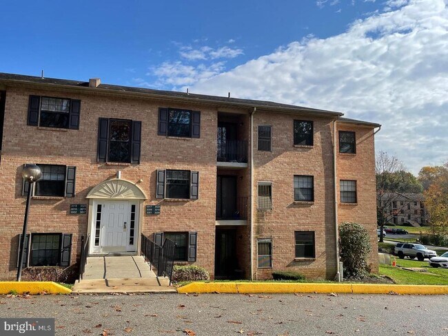 Building Photo - 3017 Valley Dr