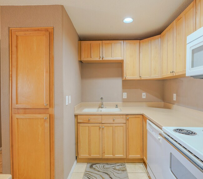Building Photo - 3408 Sunriver Rd