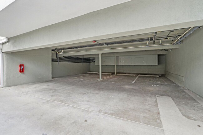 Building Photo - 1422 Tamarind Ave