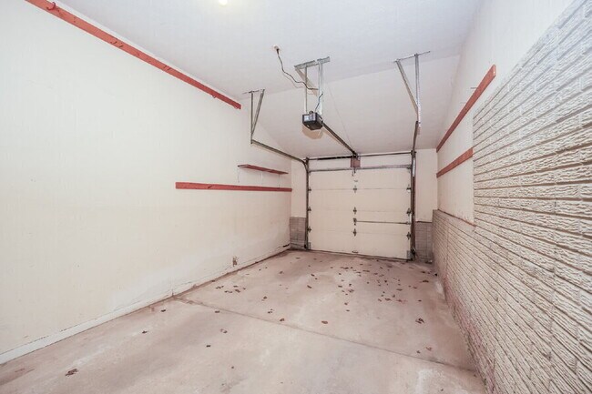 Building Photo - 9471 Madison Ln