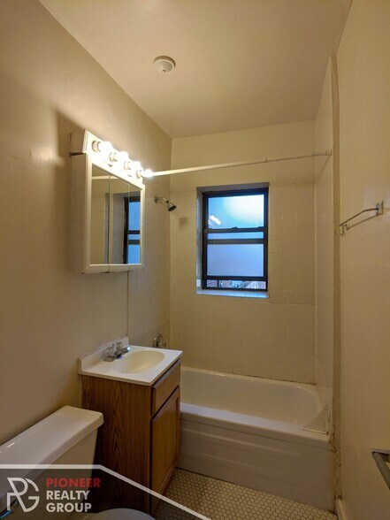 Building Photo - 1202 W Wellington Ave