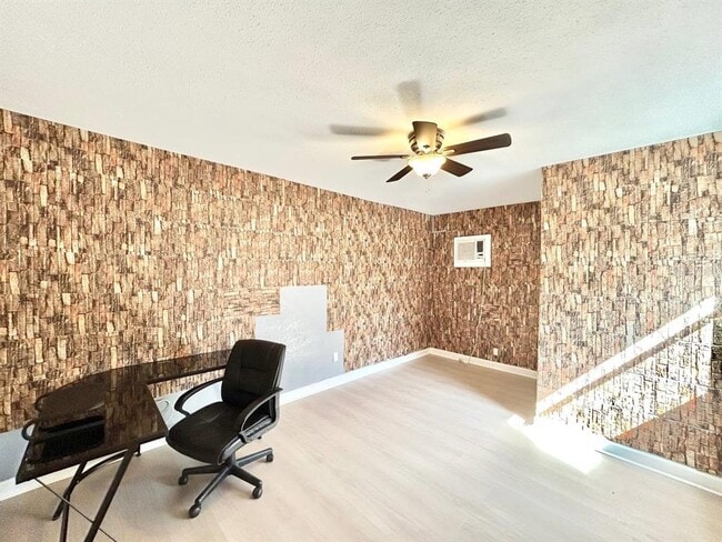 Building Photo - 2720 Edwards Ave S