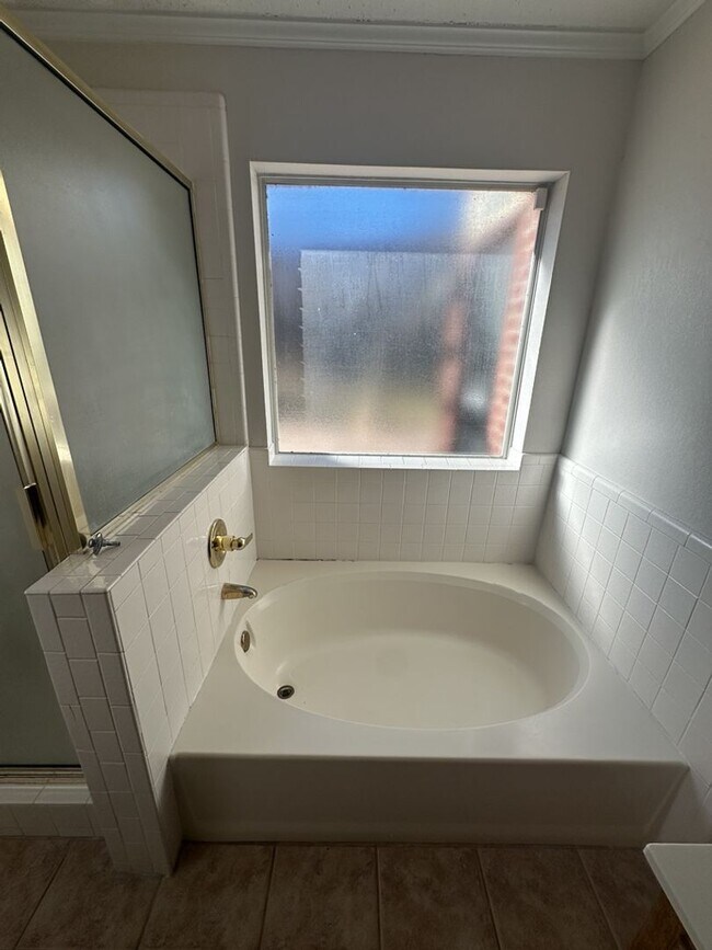 Building Photo - AVAILABLE NOW!!