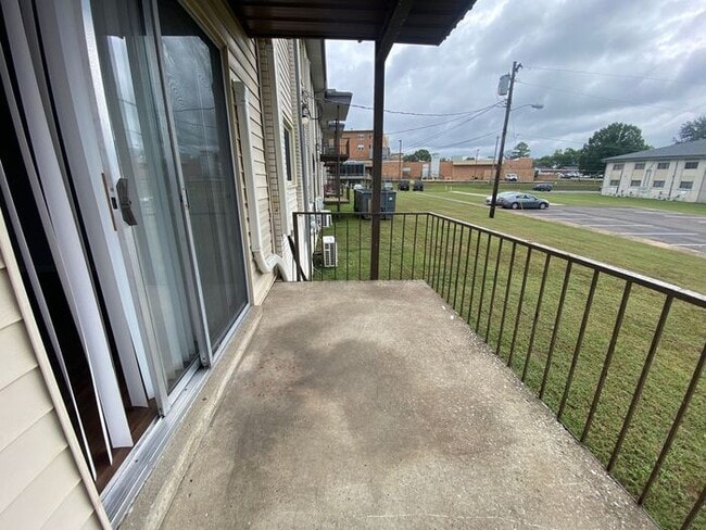 Building Photo - 2 Bedroom Unit was recently renovated.  Live walking distance from the downtown square or steps f...