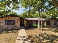 Building Photo - Charming 3-Bed Oasis with Fireplace & Hard...