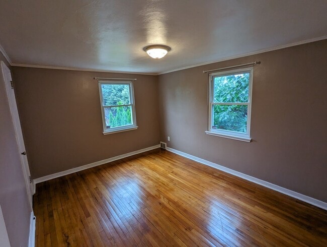 Building Photo - Cozy 2 Bedroom House near Riverview Park