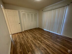 Building Photo - 2 Bedroom Located in Pineridge Available N...