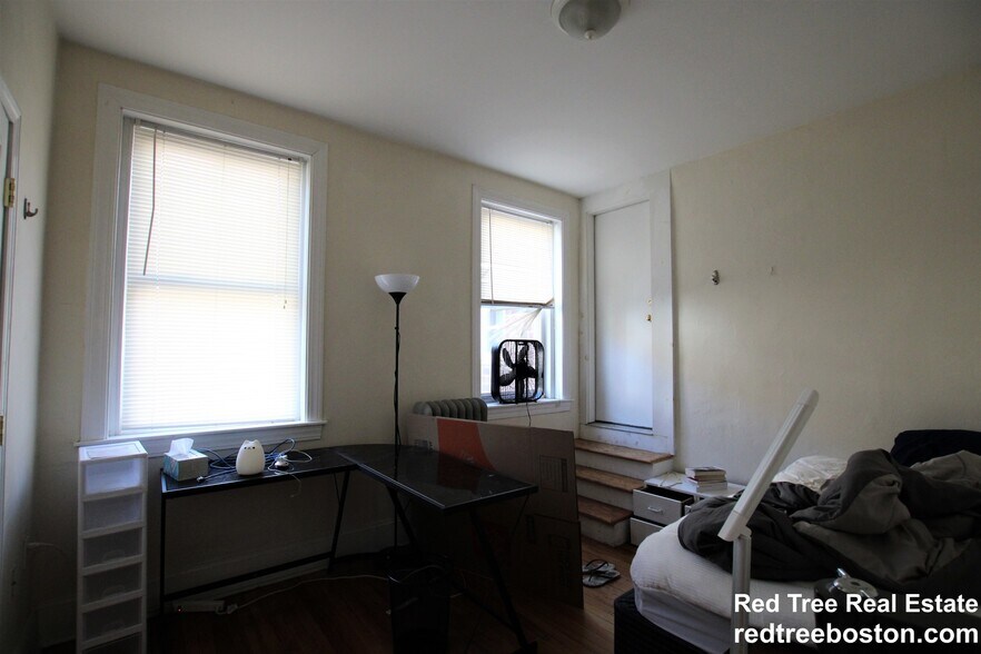 Building Photo - 324 St Paul St