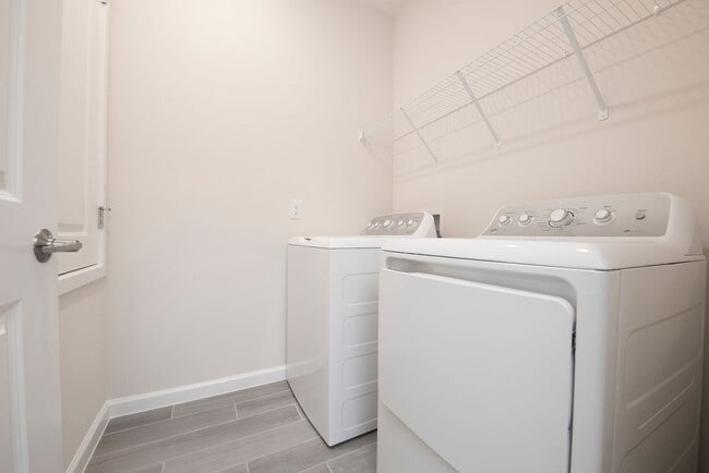Building Photo - TOWNHOUSE 3 Bedrooms 2.5 Baths