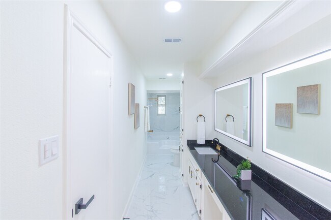 Building Photo - 727 Bunker Hill Rd