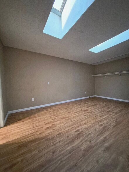 Building Photo - 8834 Palmetto Ave