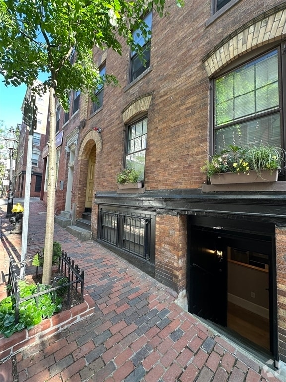 Building Photo - 62 Phillips St