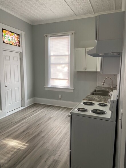 Large Kitchen - 1024 Columbia St