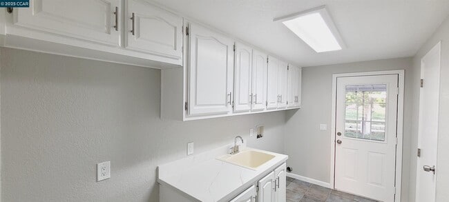 Building Photo - 5750 Sellers Ave