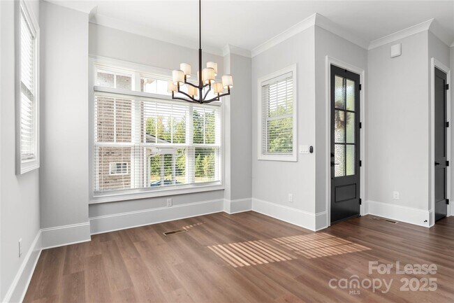 Building Photo - 805 Naples Dr