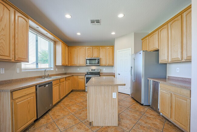Building Photo - 5 bedroom Home1