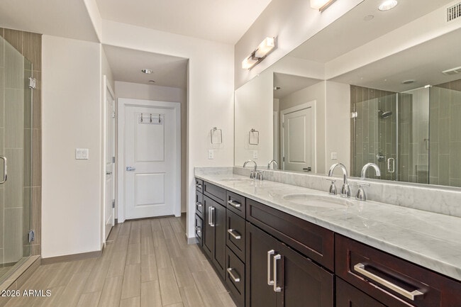 Building Photo - 4803 N Woodmere Fairway