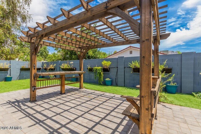 Building Photo - 2441 E Edgemont Ave