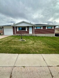 Building Photo - "Spacious 5-Bedroom 3 Bath in the Heart of...