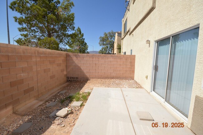 Building Photo - 6321 Desert Leaf St