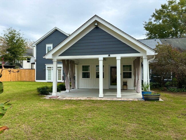 Building Photo - Available now. Gorgeous, Remodeled 3 BR/2 ...