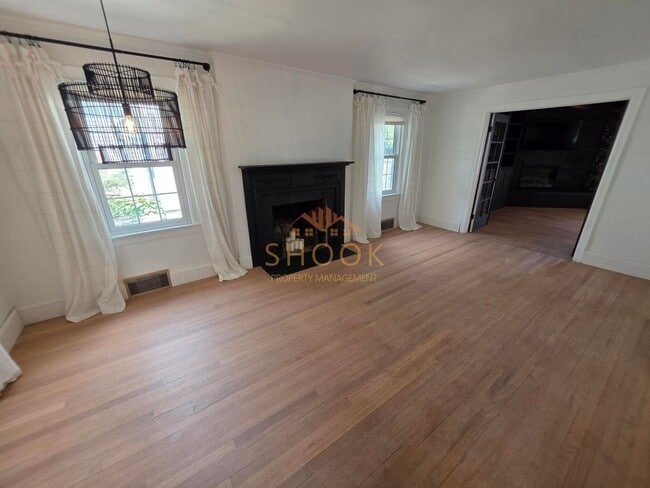 Building Photo - AVAILABLE JANUARY 2027 - BEAUTIFUL AND UNIQUE 4 BR HOME ACROSS CAMPUS