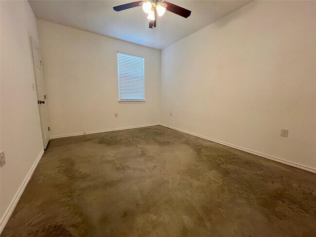 Building Photo - 805 Hallie Cove