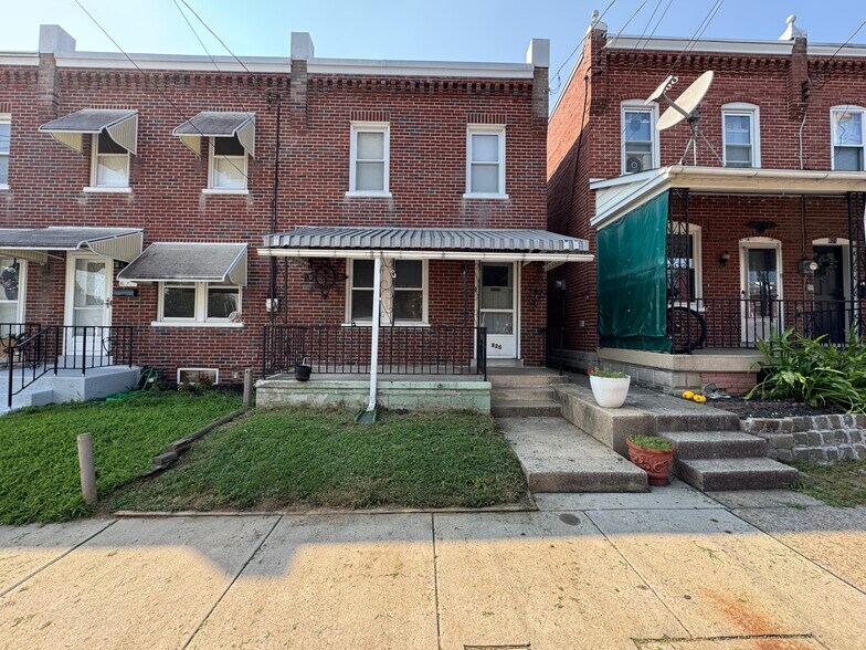 Front yard - 825 Saint Joseph St