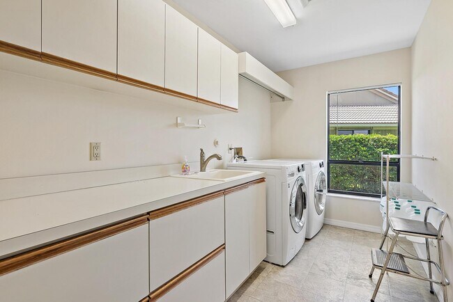 Building Photo - 18 Glencairn Rd