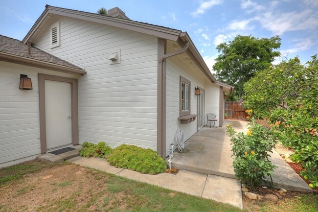 Building Photo - 6054 Ashley Pl