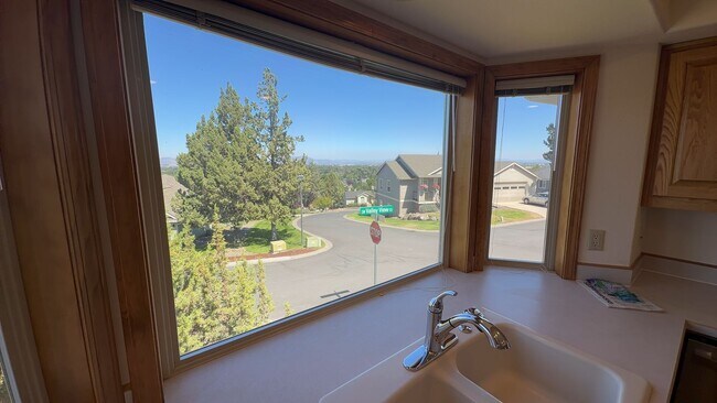Building Photo - 3405 SW Hillcrest Dr