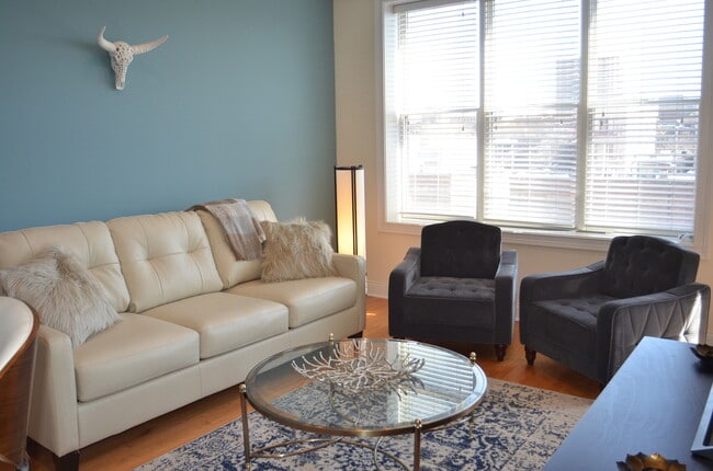 Building Photo - Lakeview south exposure with balcony. In unit laundry stainless appliances