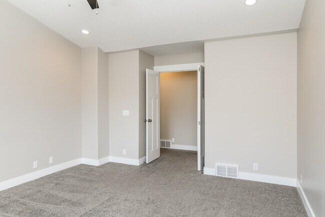 Building Photo - 1009 1050 W