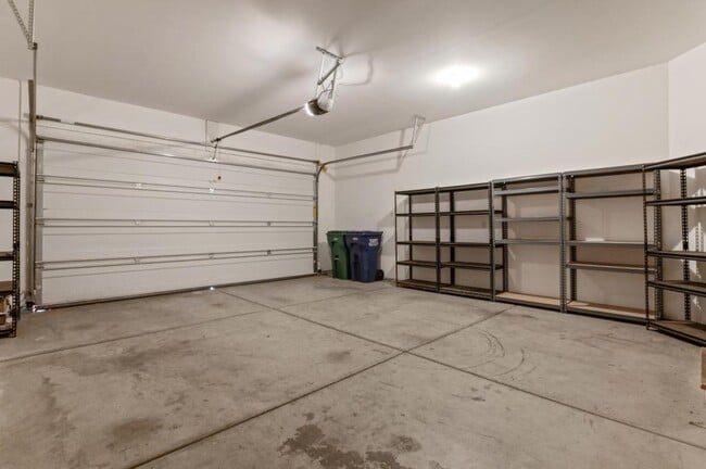 Building Photo - 6683 N Madellaine Dr