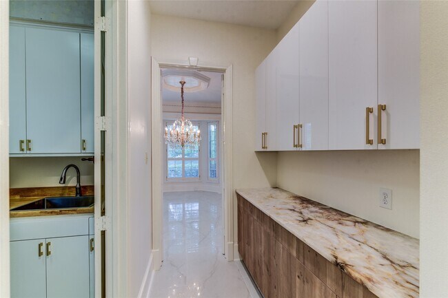 Building Photo - 90 Heathrow Ln