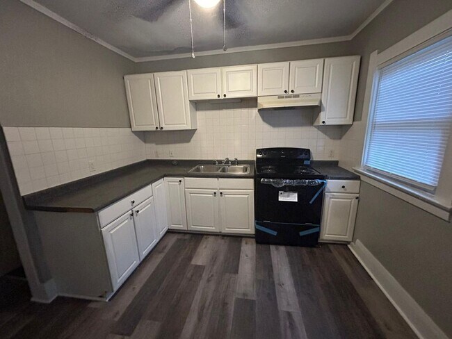 Building Photo - Rent ready!